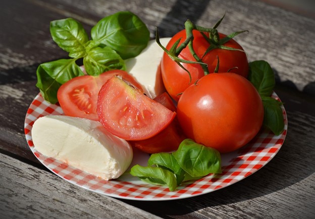 eating-ripe-tomatoes