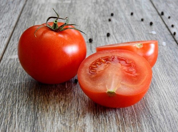 cutting-tomato-wedges