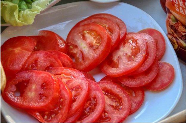 keeping-sliced-tomatoes-fresh-flavorful